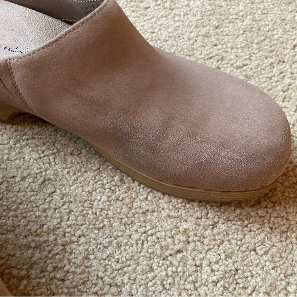 Bella-Vita Motto Clog, slip resistant. Tan almond suede color Size 6.5 M - Picture 4 of 7